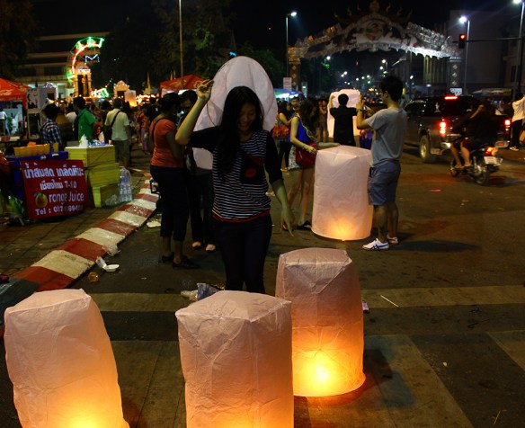 AlanaTraceyLoyKrathongBalloon2