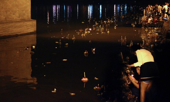 AlanaTraceyLoyKrathongRiver3