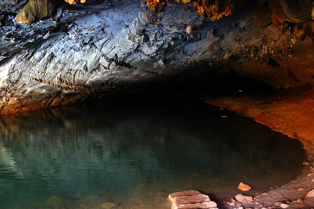 AlanaTraceyKongLoEntranceLake2