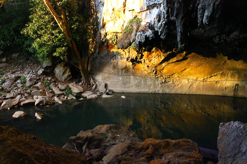 AlanaTraceyKongLoLakeEntrance