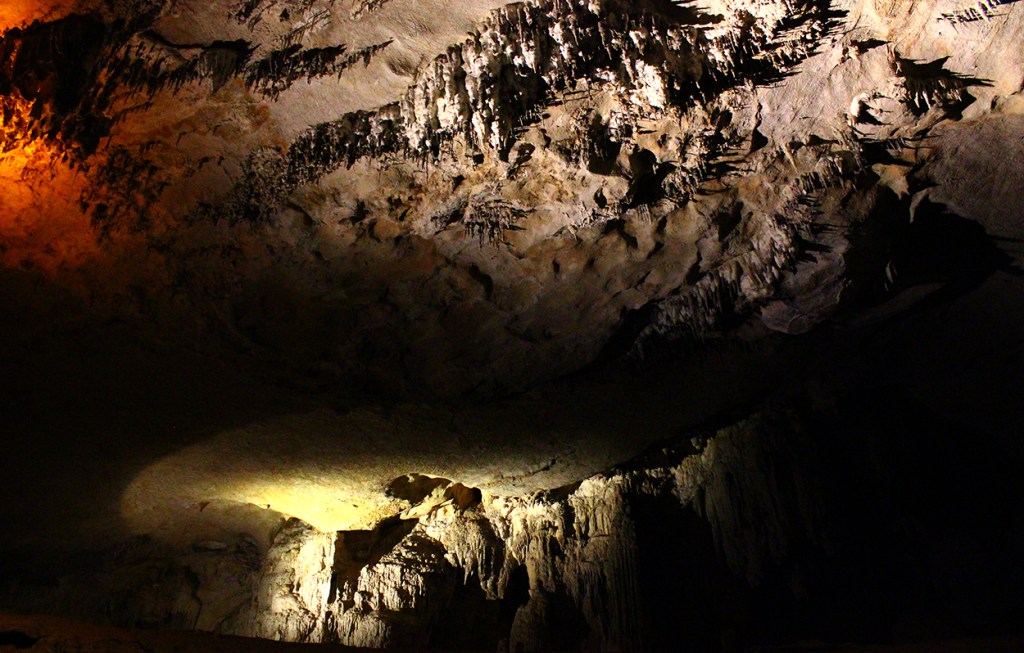 AlanaTraceyKongLoStalictiteCeiling